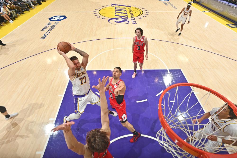 中国无人驾驶赛车和人类车手竞速 人类车手以17秒圈速胜出.