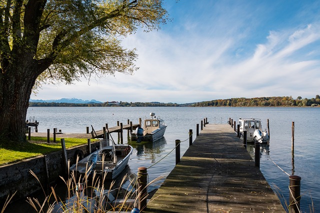 中国无人驾驶赛车和人类车手竞速 人类车手以17秒圈速胜出.